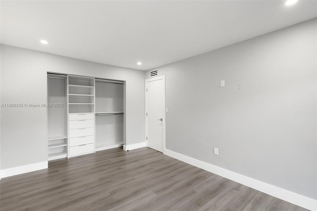 Recently Rented: $2,300 (2 beds, 1 baths, 958 Square Feet)