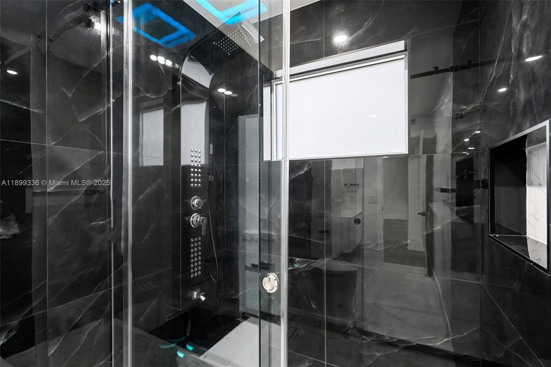 Recently Rented: $2,300 (2 beds, 1 baths, 958 Square Feet)