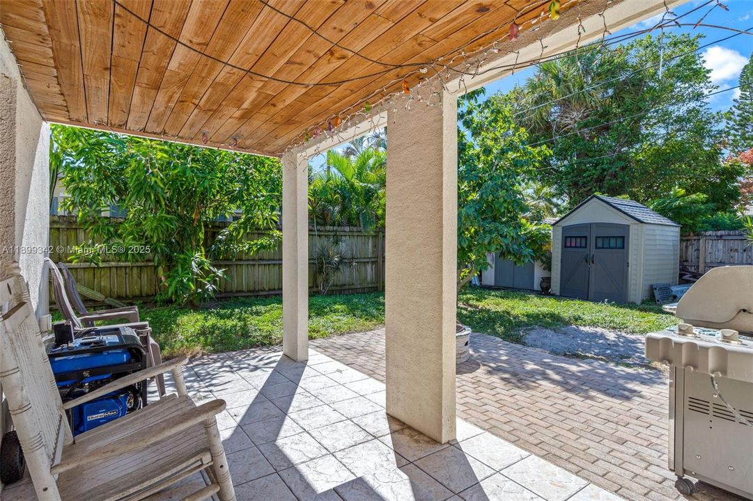 Active With Contract: $329,999 (2 beds, 2 baths, 945 Square Feet)