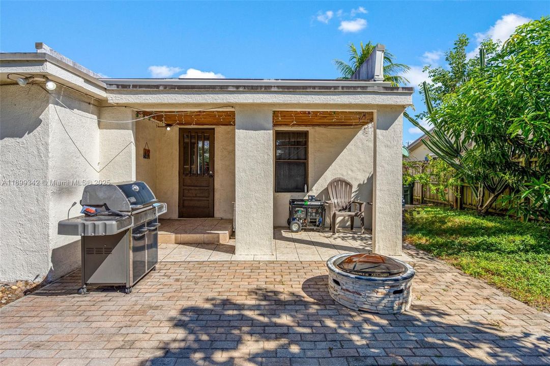 Active With Contract: $329,999 (2 beds, 2 baths, 945 Square Feet)