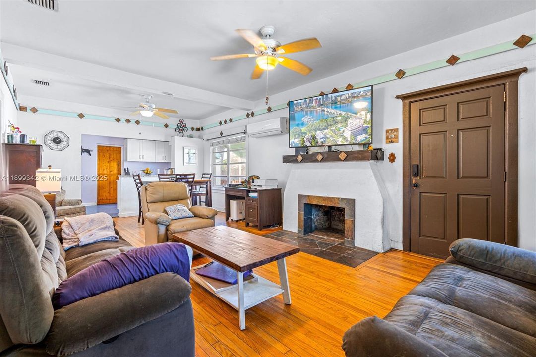 Active With Contract: $329,999 (2 beds, 2 baths, 945 Square Feet)