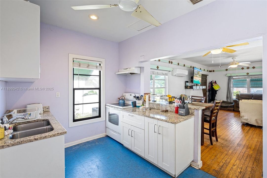 Active With Contract: $329,999 (2 beds, 2 baths, 945 Square Feet)