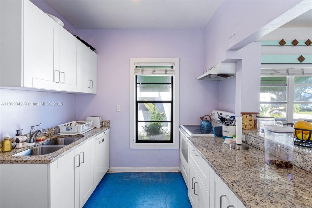 Active With Contract: $329,999 (2 beds, 2 baths, 945 Square Feet)