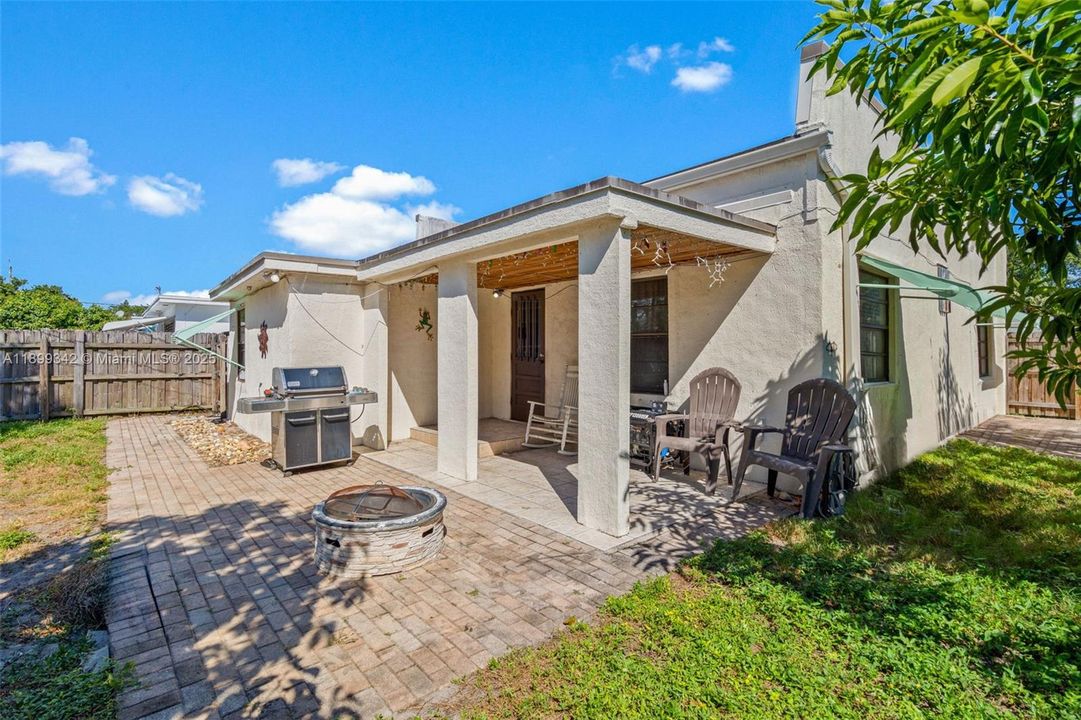 Active With Contract: $329,999 (2 beds, 2 baths, 945 Square Feet)