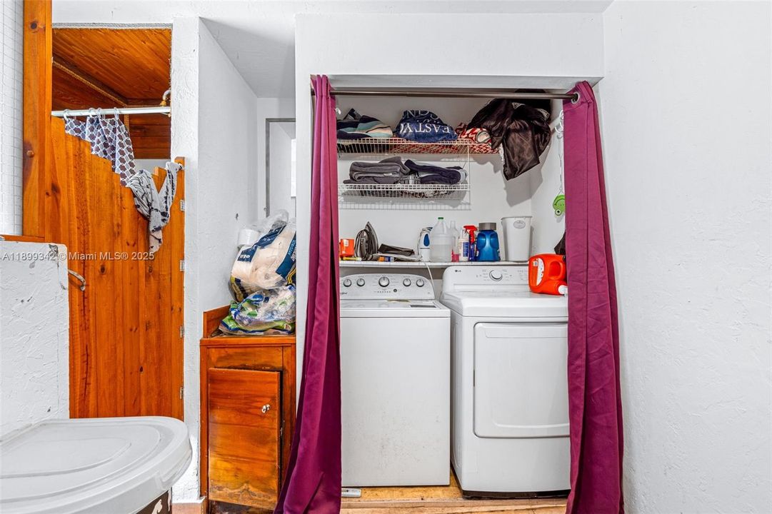 Active With Contract: $329,999 (2 beds, 2 baths, 945 Square Feet)