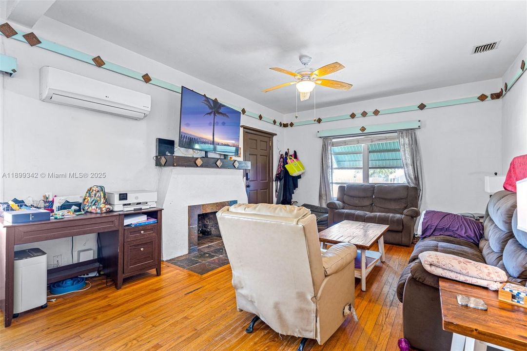 Active With Contract: $329,999 (2 beds, 2 baths, 945 Square Feet)