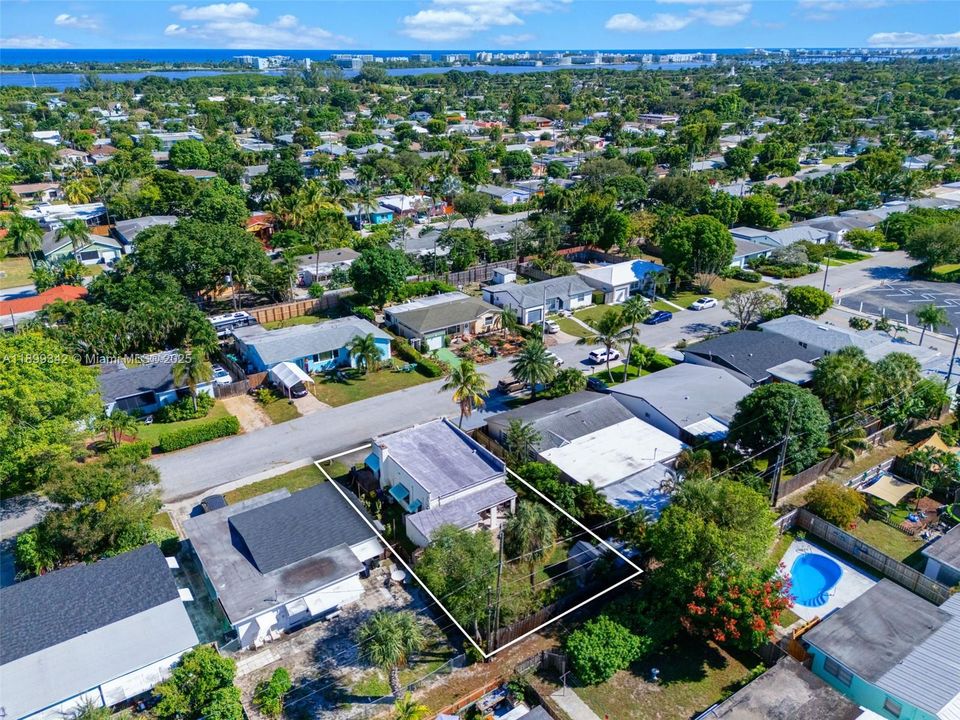 Active With Contract: $329,999 (2 beds, 2 baths, 945 Square Feet)