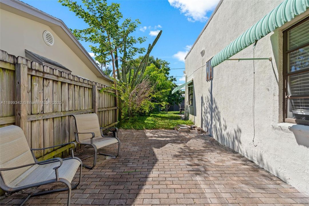 Active With Contract: $329,999 (2 beds, 2 baths, 945 Square Feet)