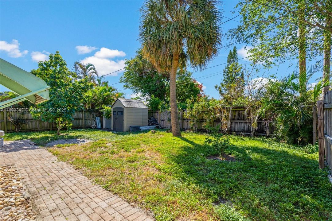 Active With Contract: $329,999 (2 beds, 2 baths, 945 Square Feet)