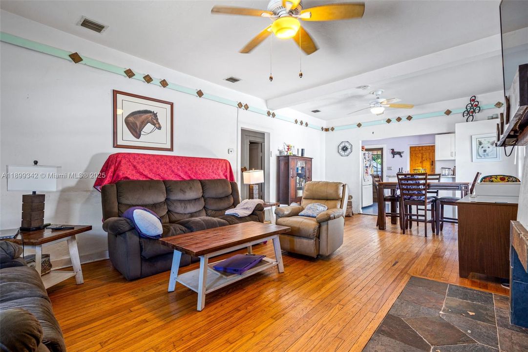 Active With Contract: $329,999 (2 beds, 2 baths, 945 Square Feet)