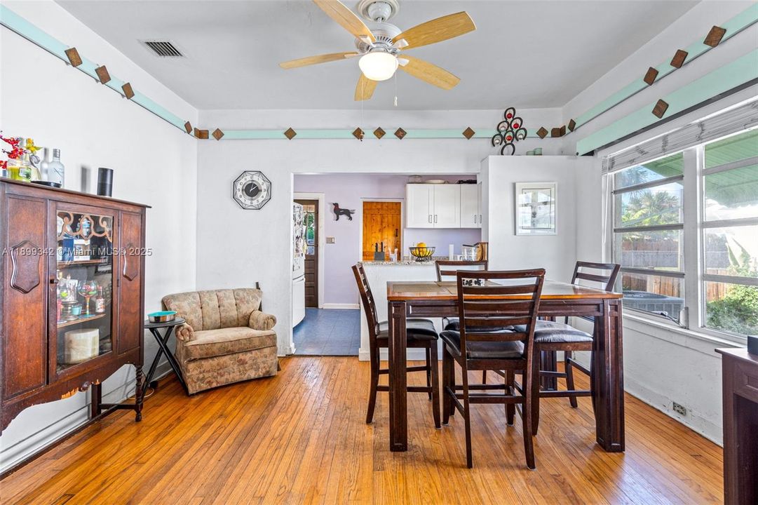 Active With Contract: $329,999 (2 beds, 2 baths, 945 Square Feet)