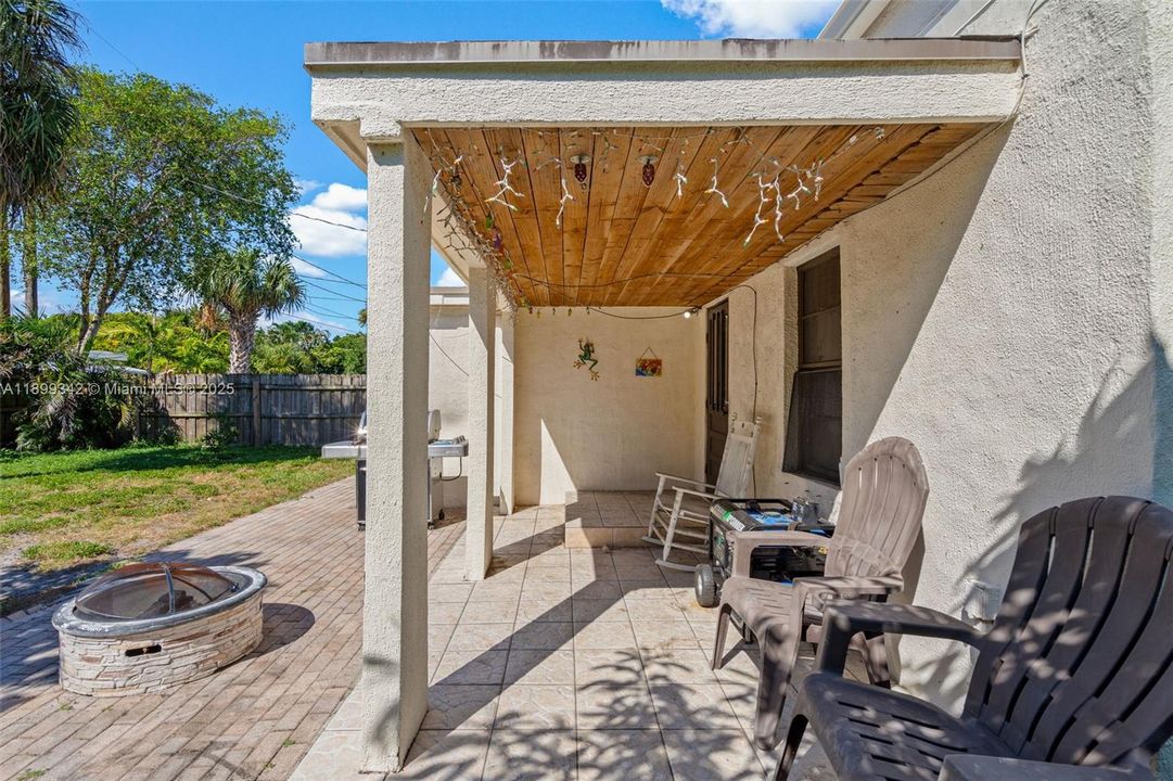 Active With Contract: $329,999 (2 beds, 2 baths, 945 Square Feet)