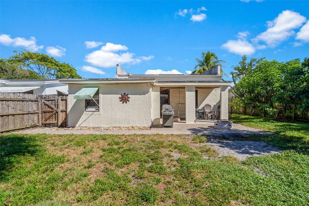 Active With Contract: $329,999 (2 beds, 2 baths, 945 Square Feet)