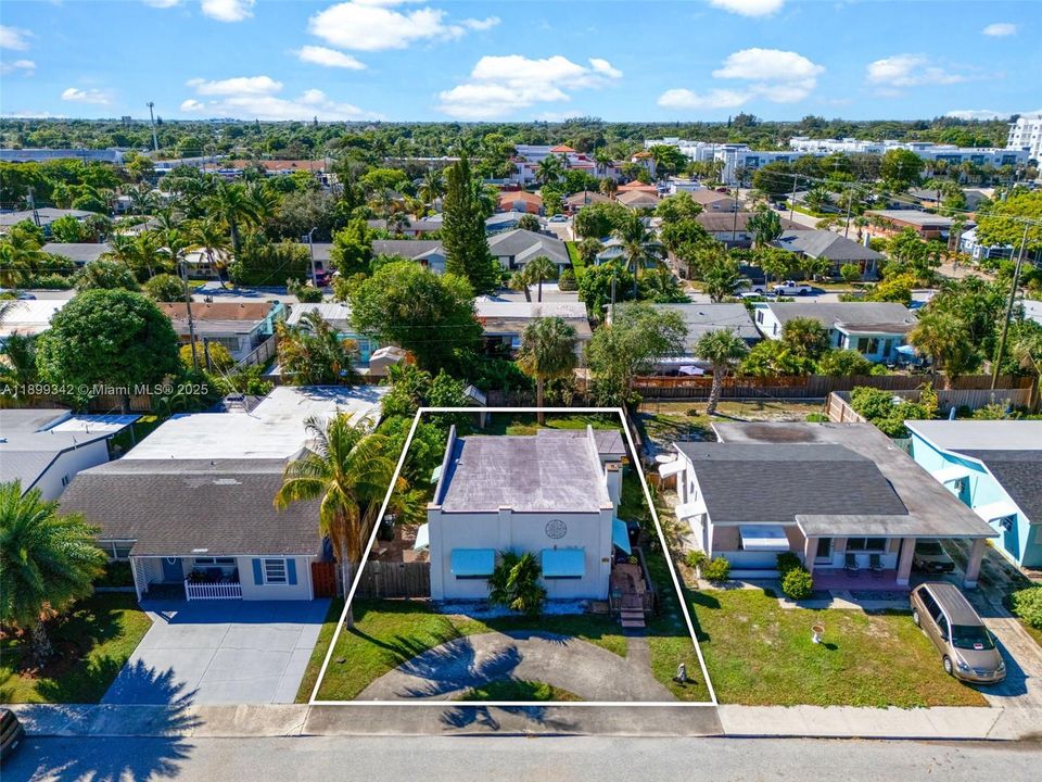 Active With Contract: $329,999 (2 beds, 2 baths, 945 Square Feet)