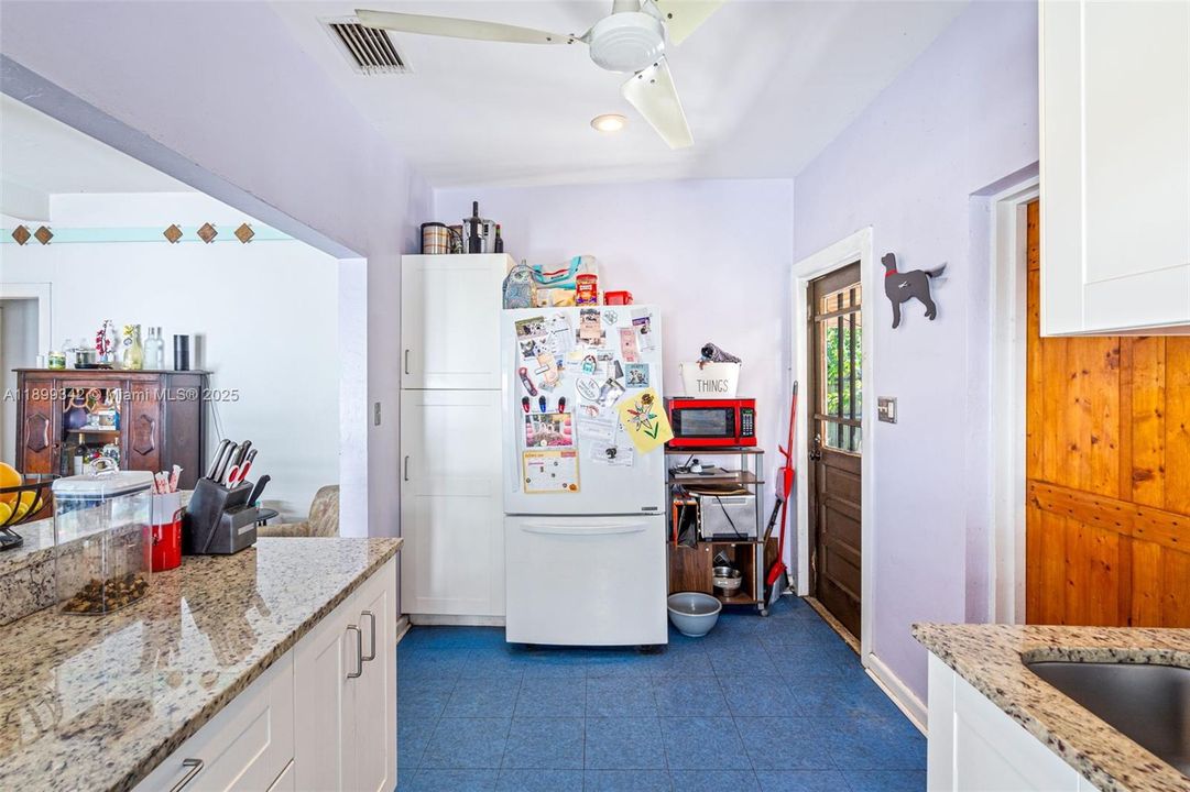 Active With Contract: $329,999 (2 beds, 2 baths, 945 Square Feet)