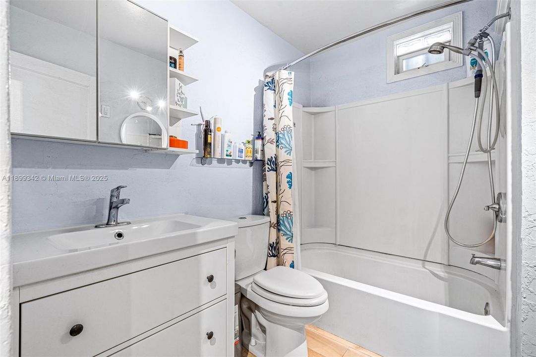 Active With Contract: $329,999 (2 beds, 2 baths, 945 Square Feet)