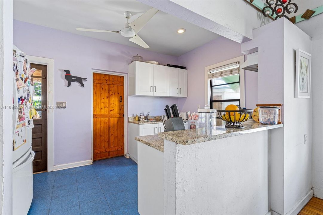 Active With Contract: $329,999 (2 beds, 2 baths, 945 Square Feet)