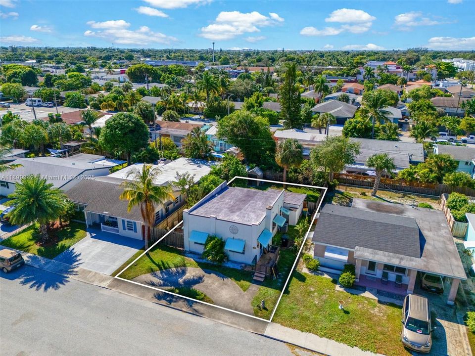 Active With Contract: $329,999 (2 beds, 2 baths, 945 Square Feet)