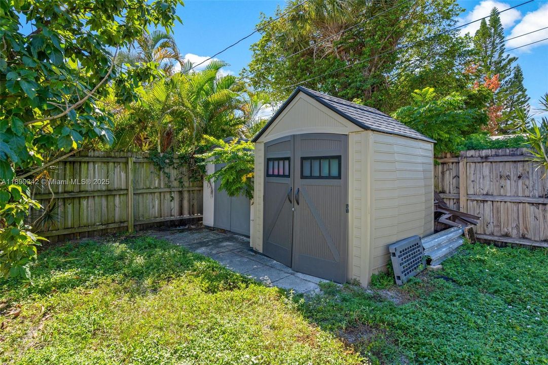 Active With Contract: $329,999 (2 beds, 2 baths, 945 Square Feet)