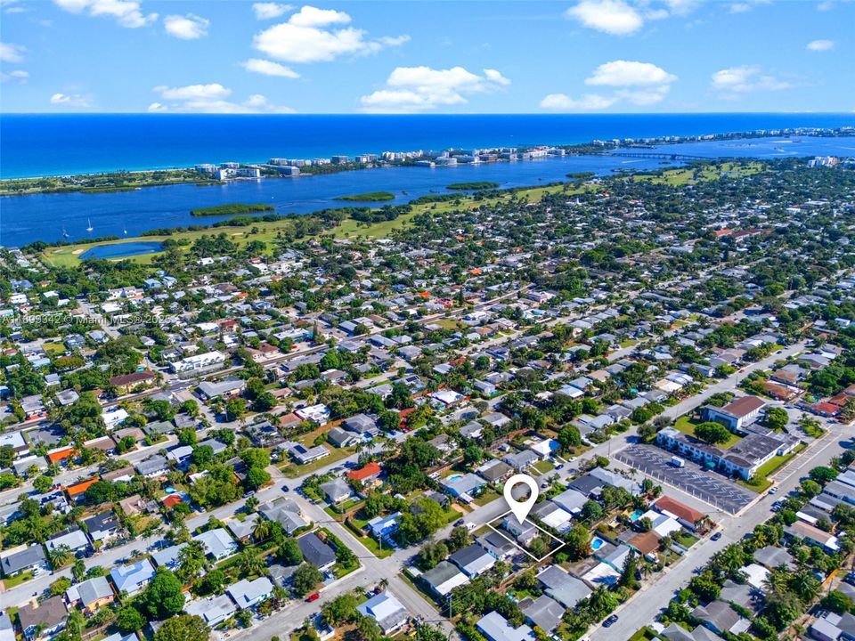 Active With Contract: $329,999 (2 beds, 2 baths, 945 Square Feet)