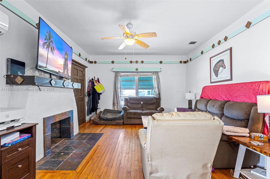 Active With Contract: $329,999 (2 beds, 2 baths, 945 Square Feet)