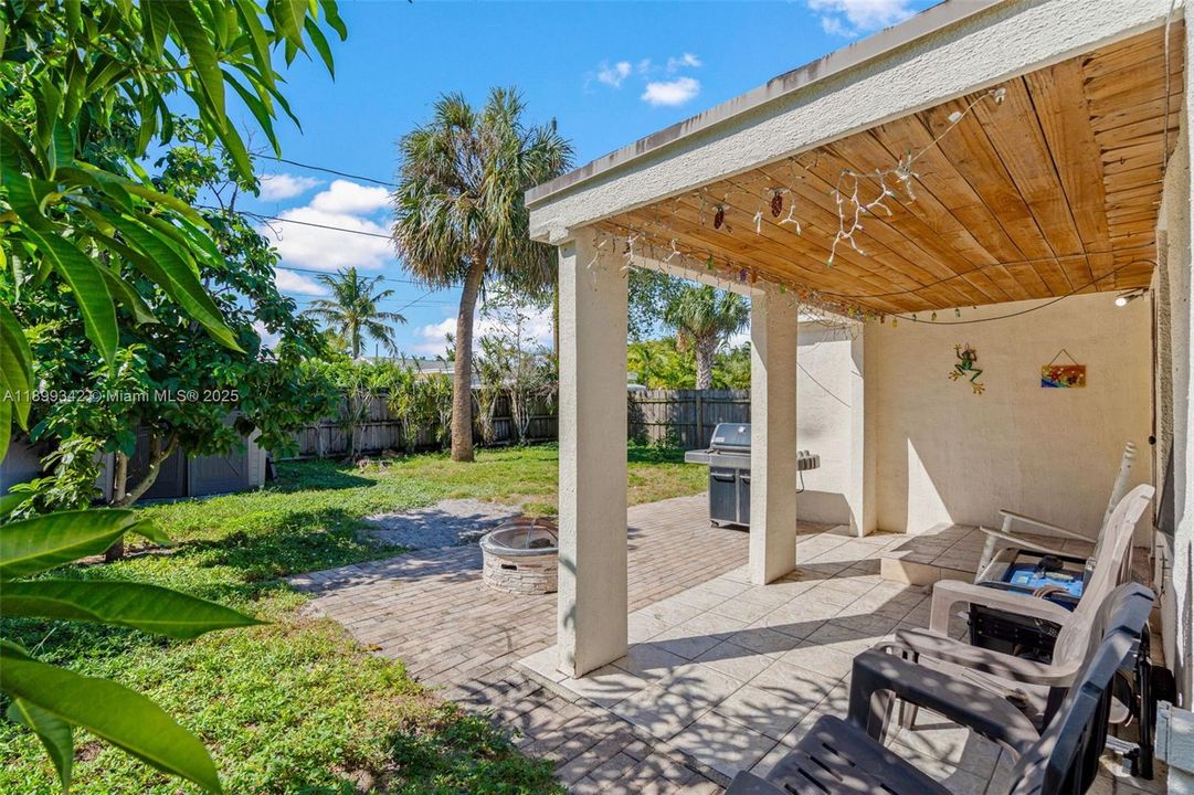 Active With Contract: $329,999 (2 beds, 2 baths, 945 Square Feet)