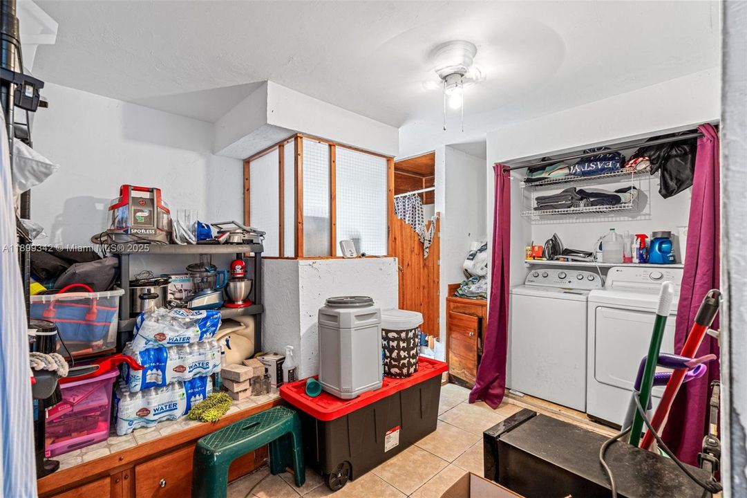 Active With Contract: $329,999 (2 beds, 2 baths, 945 Square Feet)