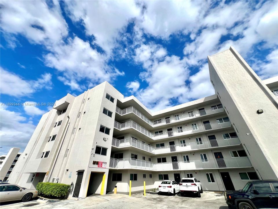 Recently Rented: $2,100 (2 beds, 2 baths, 1000 Square Feet)