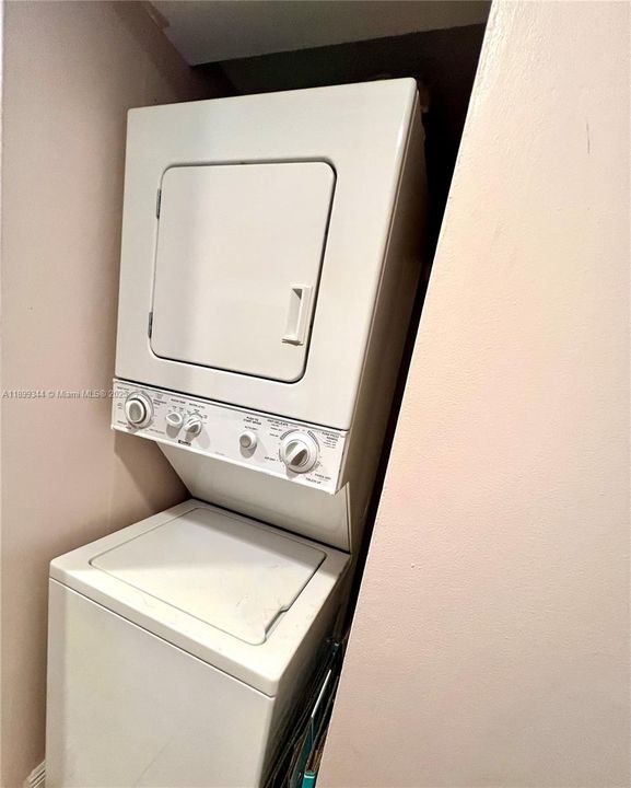 Recently Rented: $2,100 (2 beds, 2 baths, 1000 Square Feet)