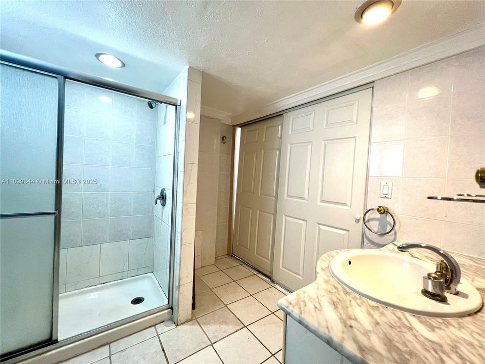 Recently Rented: $2,100 (2 beds, 2 baths, 1000 Square Feet)