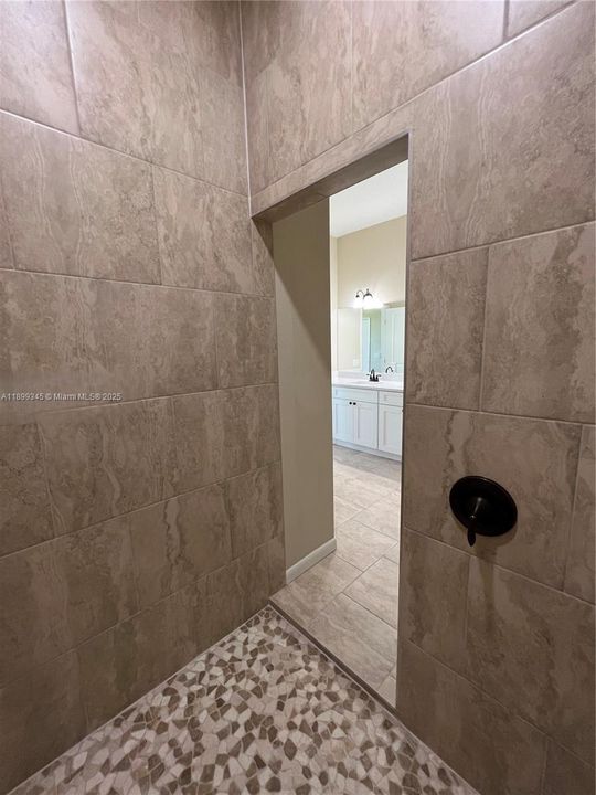 For Rent: $2,200 (4 beds, 2 baths, 1439 Square Feet)