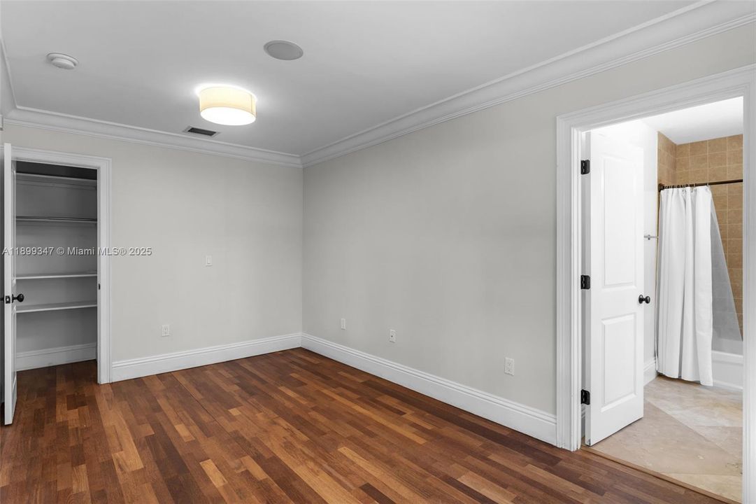 Под контрактом: $1,299,000 (4 спален, 3 ванн, 2562 Квадратных фут)