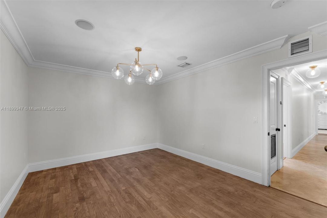 Под контрактом: $1,299,000 (4 спален, 3 ванн, 2562 Квадратных фут)