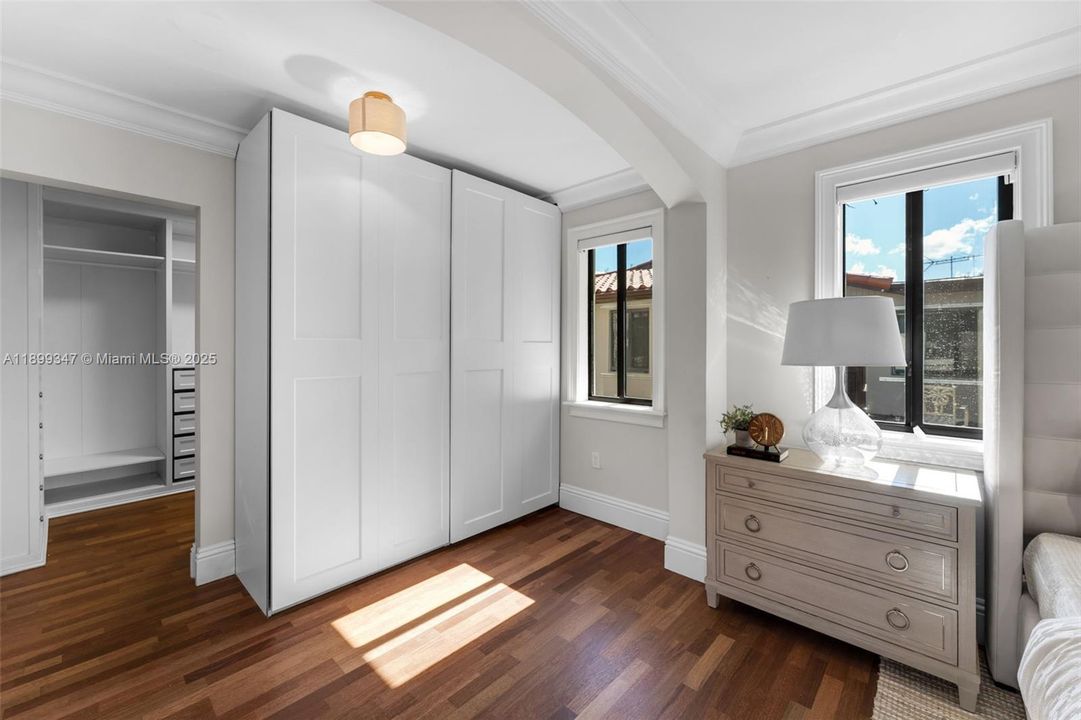 Под контрактом: $1,299,000 (4 спален, 3 ванн, 2562 Квадратных фут)