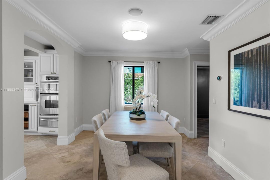 Под контрактом: $1,299,000 (4 спален, 3 ванн, 2562 Квадратных фут)