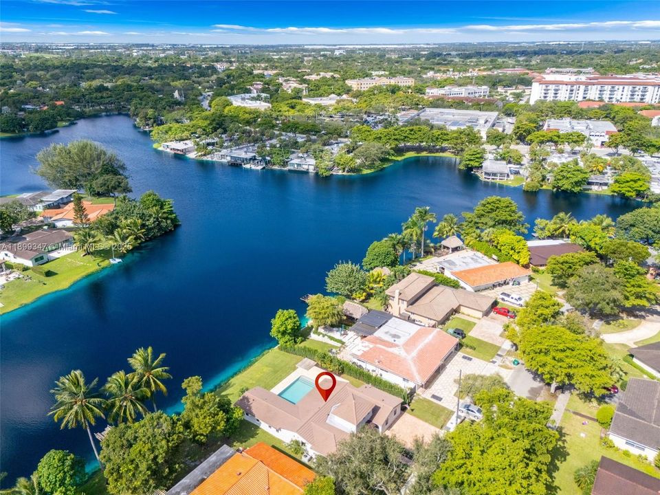 Под контрактом: $1,299,000 (4 спален, 3 ванн, 2562 Квадратных фут)