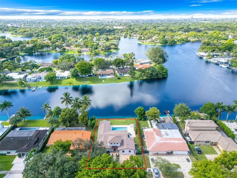 Под контрактом: $1,299,000 (4 спален, 3 ванн, 2562 Квадратных фут)