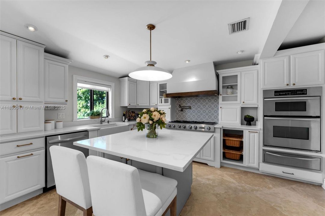 Под контрактом: $1,299,000 (4 спален, 3 ванн, 2562 Квадратных фут)