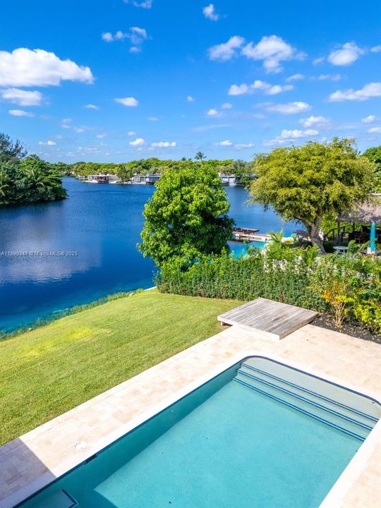 Под контрактом: $1,299,000 (4 спален, 3 ванн, 2562 Квадратных фут)