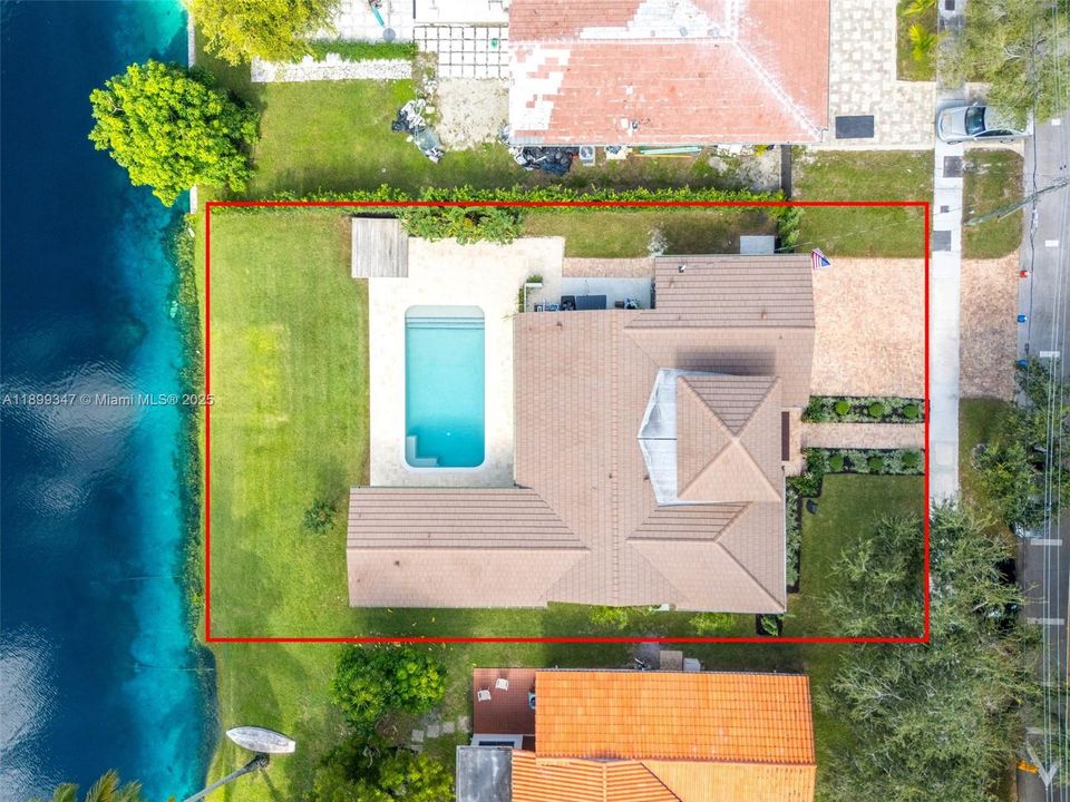 Под контрактом: $1,299,000 (4 спален, 3 ванн, 2562 Квадратных фут)