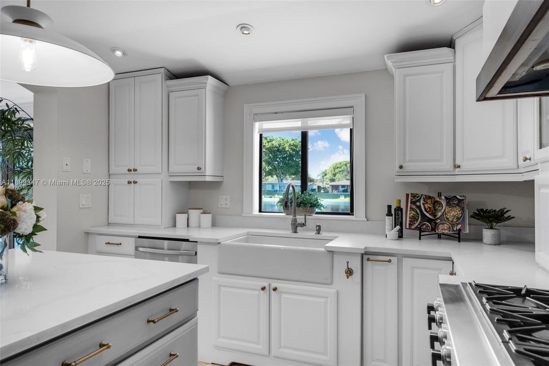 Под контрактом: $1,299,000 (4 спален, 3 ванн, 2562 Квадратных фут)