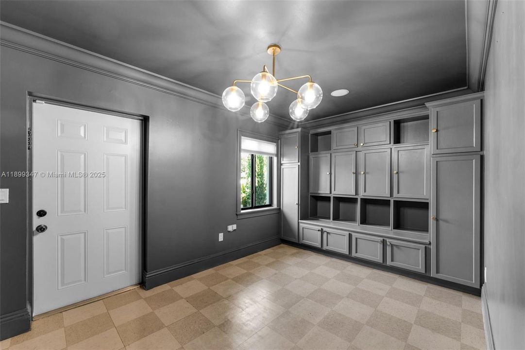 Под контрактом: $1,299,000 (4 спален, 3 ванн, 2562 Квадратных фут)