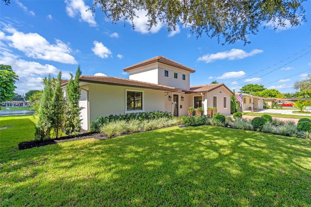 Под контрактом: $1,299,000 (4 спален, 3 ванн, 2562 Квадратных фут)