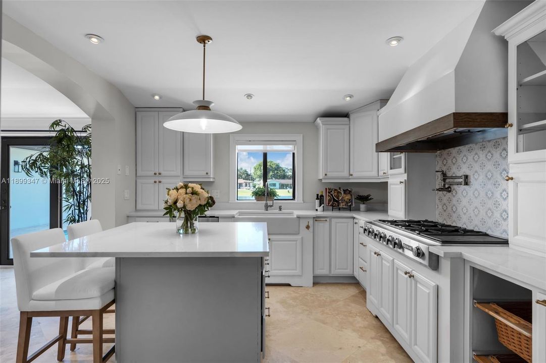 Под контрактом: $1,299,000 (4 спален, 3 ванн, 2562 Квадратных фут)