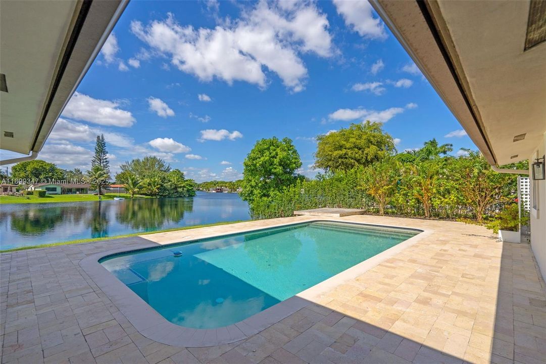 Под контрактом: $1,299,000 (4 спален, 3 ванн, 2562 Квадратных фут)