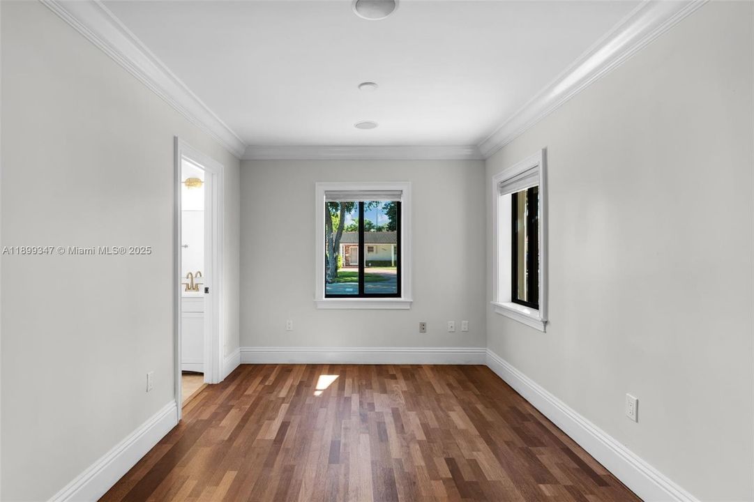 Под контрактом: $1,299,000 (4 спален, 3 ванн, 2562 Квадратных фут)