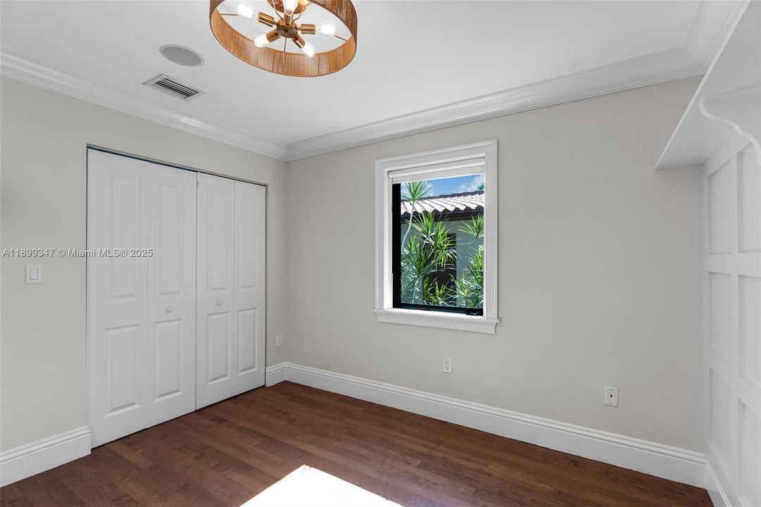 Под контрактом: $1,299,000 (4 спален, 3 ванн, 2562 Квадратных фут)