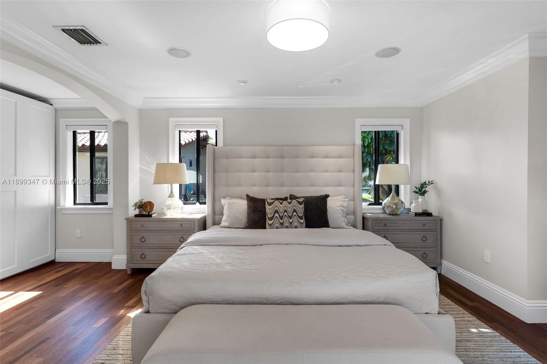 Под контрактом: $1,299,000 (4 спален, 3 ванн, 2562 Квадратных фут)