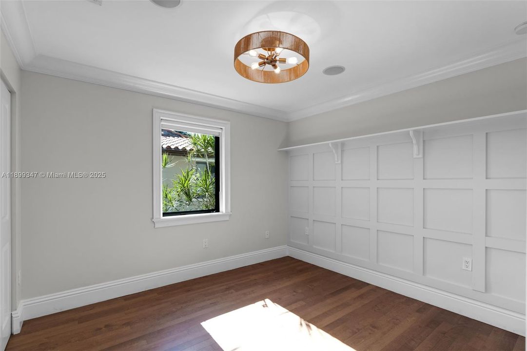 Под контрактом: $1,299,000 (4 спален, 3 ванн, 2562 Квадратных фут)