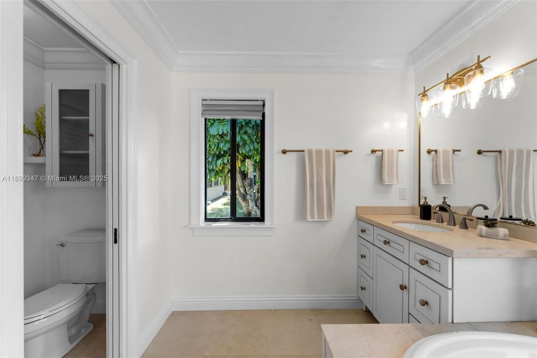 Под контрактом: $1,299,000 (4 спален, 3 ванн, 2562 Квадратных фут)